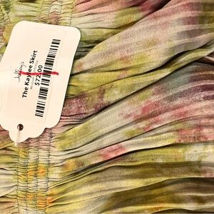 Elastic waist, pleated, midi skirt.